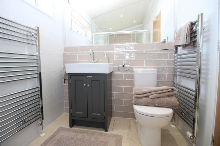 Bathroom 2, Hollicarrs - Pinewood Lodge, North Yorkshire
