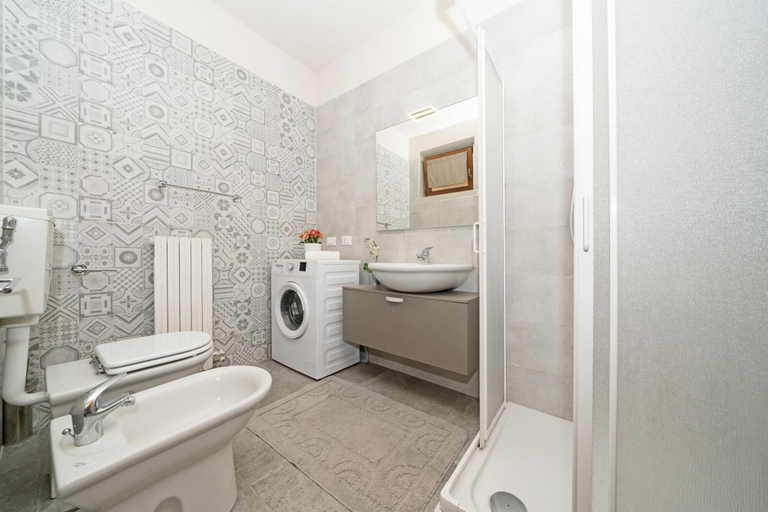 Bathroom, Lauri 0 18 by Wonderful Italy, Brescia