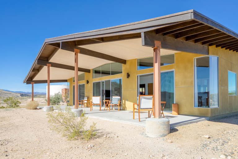 Exterior 4, Las Alas Del Sol- A Desert Architectural Gem 2 Bedroom Home by RedAwning, San Bernardino
