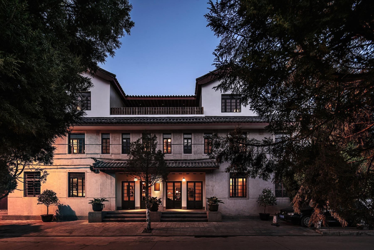 Exterior & Views