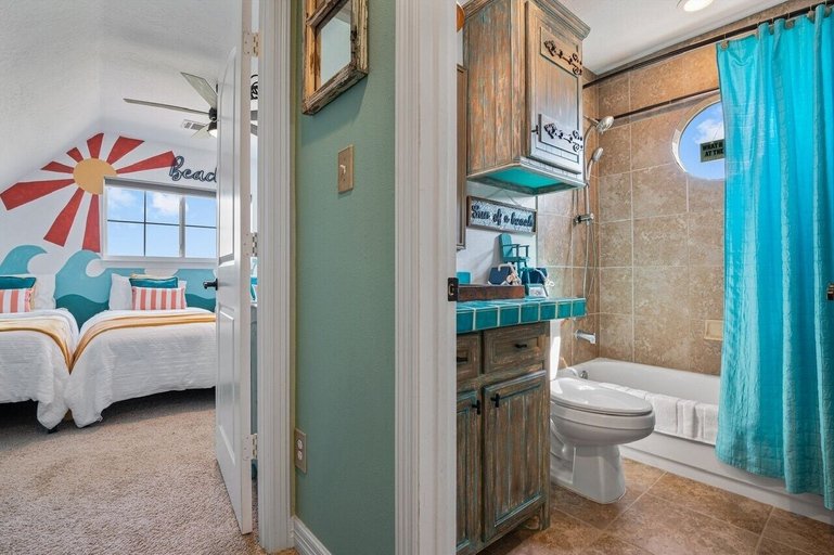 Room 2, The Lazy Lobster 3 Bedroom Home by RedAwning, Galveston