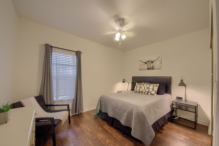 Room 2, Ss 6b Teckelhaus 2 Bedroom Condo by RedAwning, Comal