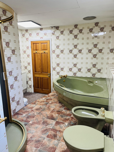 Bathroom 3, Unwind in Comfort at Cosy Caradus Free Parking, Birmingham