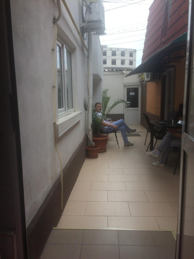 Others 5, Pensiunea Everest, Craiova
