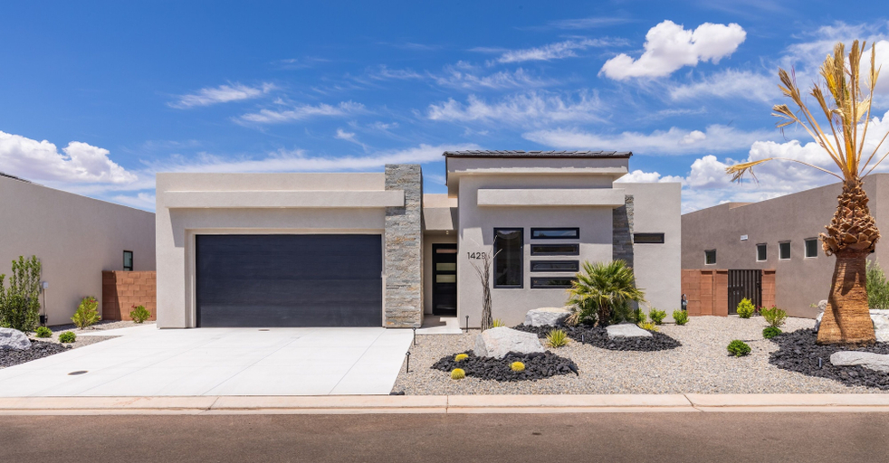 Exterior 2, Desert Dreaming 2 Bedroom Home by RedAwning, Washington