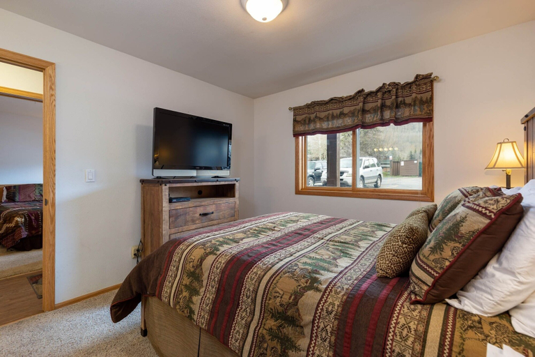 Room 5, 113 Cinnamon Ridge 2 Bedroom Condo by RedAwning, Summit