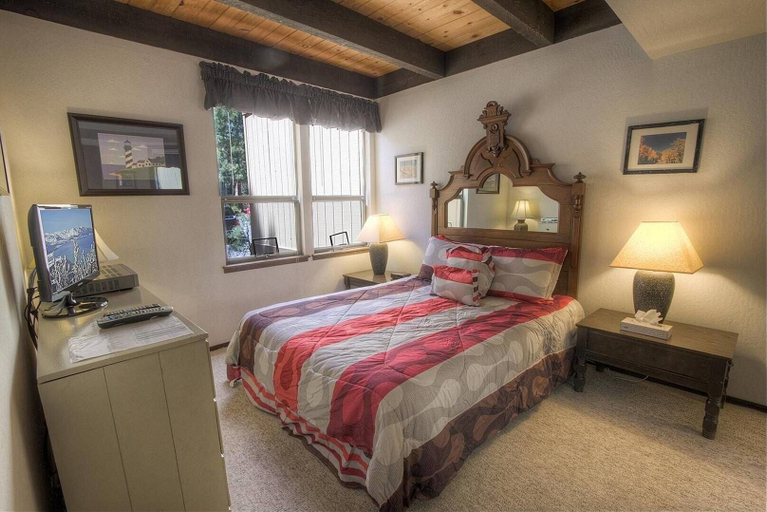 Room 3, Forest View Townhouse 3 Bedroom Home by RedAwning, Placer