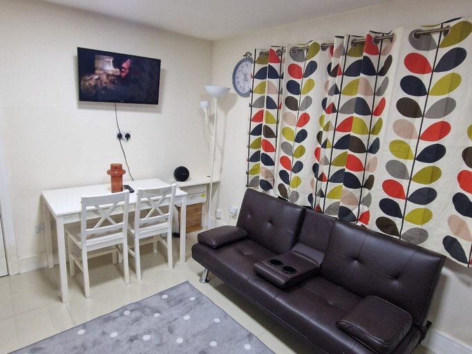 Others 3, Deluxe 1-bed Apartment in Greenford, London