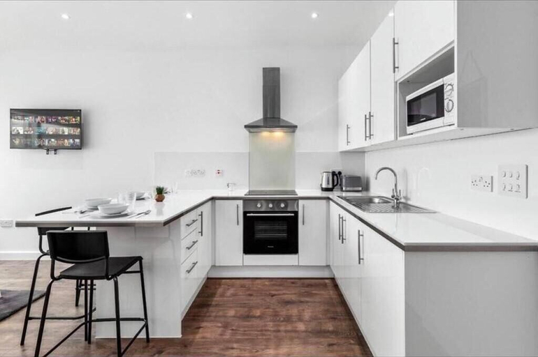 Private kitchen 5, Captivating 1-bed Apartment 15 min to Londonbridge, London