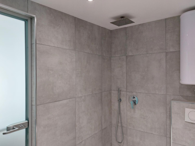 Bathroom 18