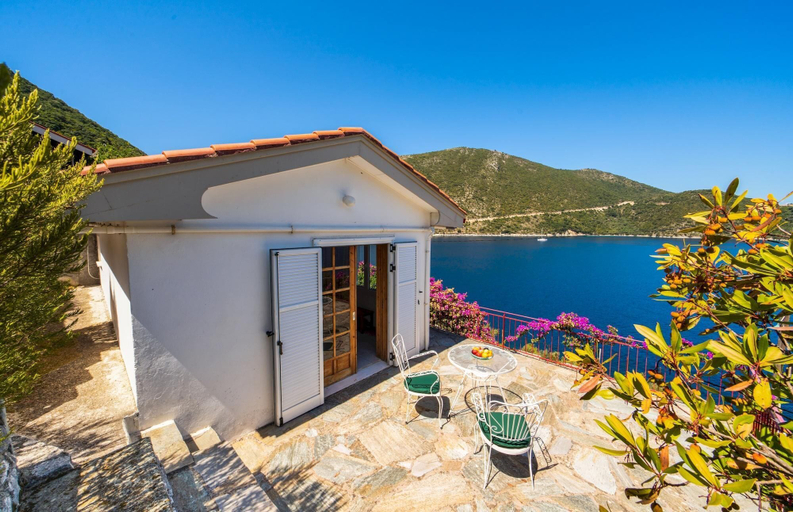 Room 4, Nitsa s House - 2 bed House in Front of the sea, Ionian Islands