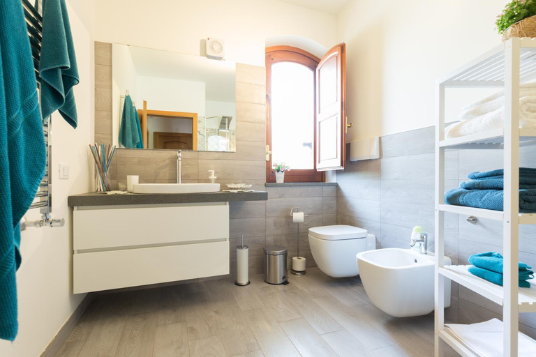 Bathroom 5, Sicily's View, Catania