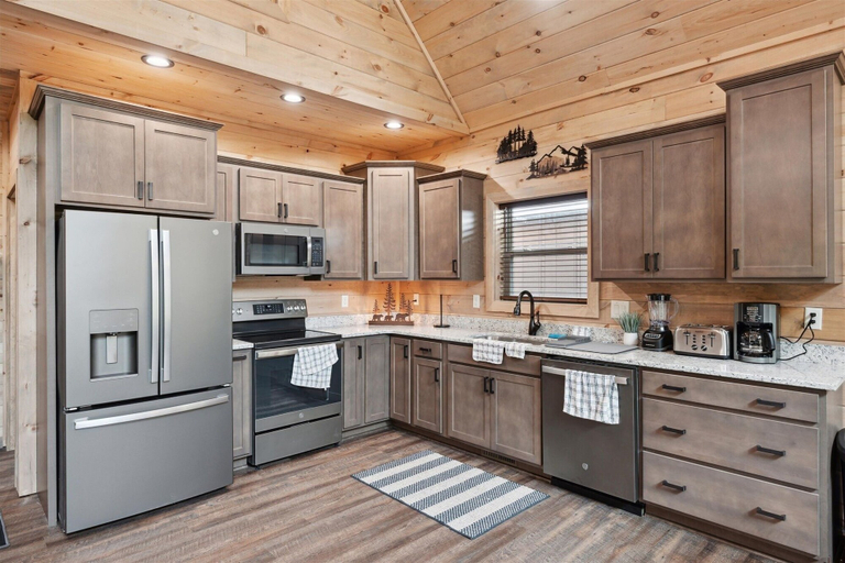 Others 5, Bear View Retreat 2 Bedroom Cabin by RedAwning, Sevier