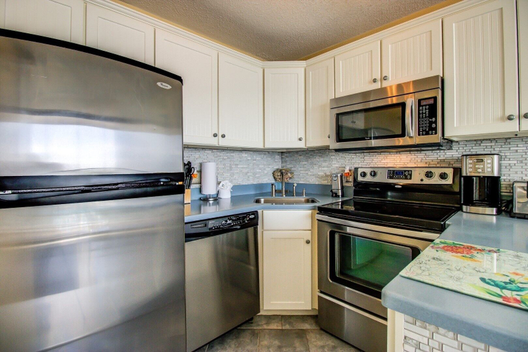 Private kitchen 3, 0910 Gone To The Beach by Atlantic Towers, New Hanover