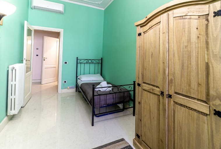 Others 3, Spacious Three Bedroom Apartment On the Arno, Florence