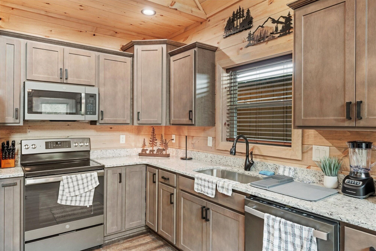 Others 4, Bear View Retreat 2 Bedroom Cabin by RedAwning, Sevier