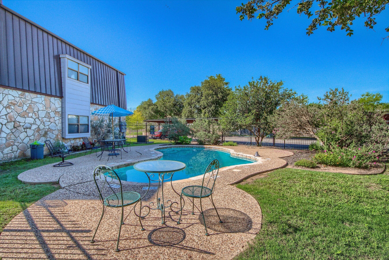 Pool 4, Ss 6b Teckelhaus 2 Bedroom Condo by RedAwning, Comal