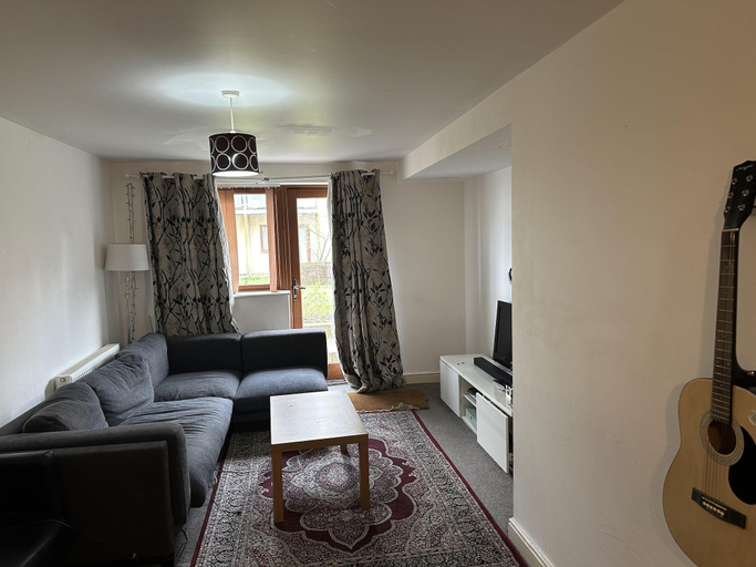 Others 5, Immaculate 2-bed Apartment in Greenhithe, Kent