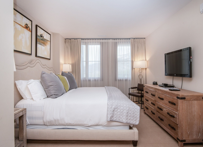 Room 4, Ritz Carlton Vail #410 2 Bedroom Condo by RedAwning, Eagle
