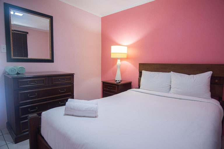 Bedroom 5, Relaxing Central Bright Shared Pool Garden