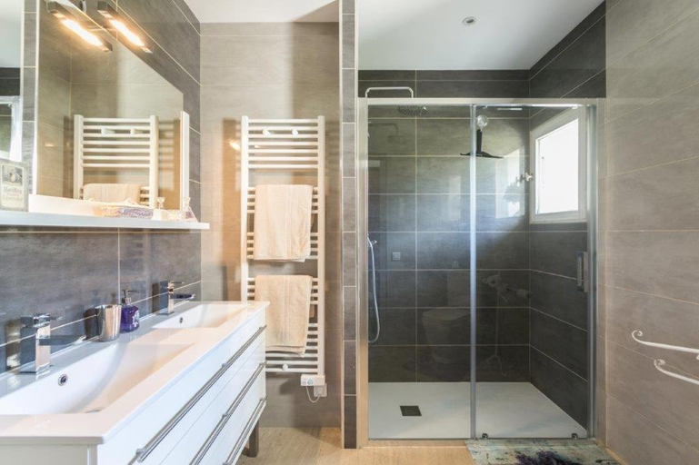 Bathroom 2, Domaine de La Charmille, Oise