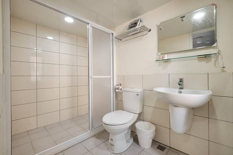 Bathroom 1, Parking Time Hostel, Kaohsiung