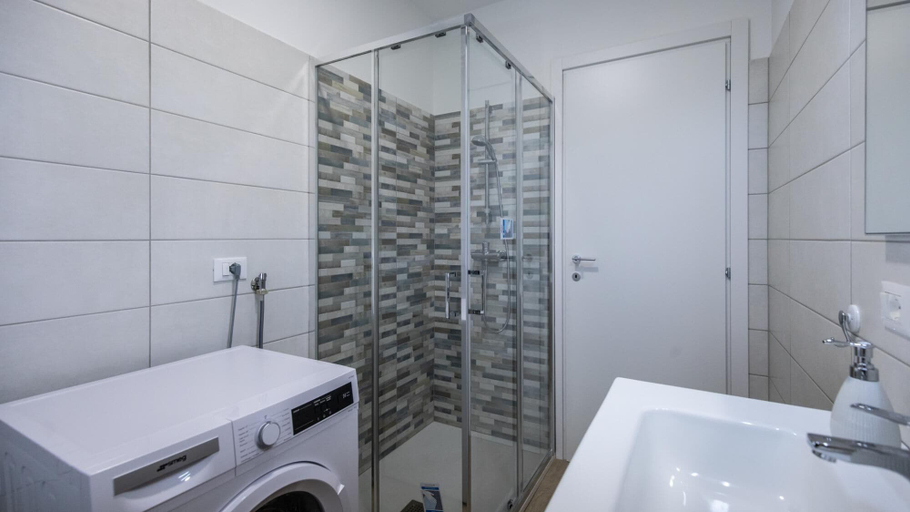 Bathroom 5, Vat 52, Udine
