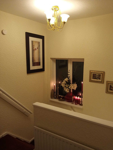Others 5, Beautiful 4-bed Apartment in Wolverhampton, Staffordshire