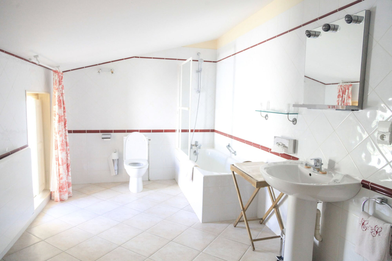 Bathroom 5, Château Sénailhac, Gironde