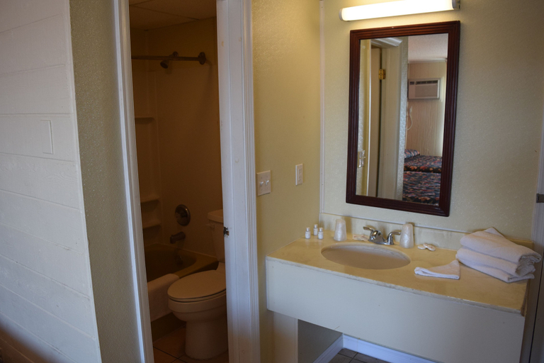 Bathroom 3, Dry Dock Motel, Ocean