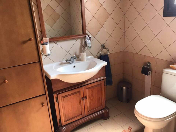 Bathroom 3, Beautiful 3 Bedr House in Arakapas With Fireplace