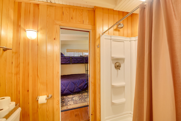 Bathroom 4, Waterfront Lake Hamilton Home w/ Private Dock, Garland