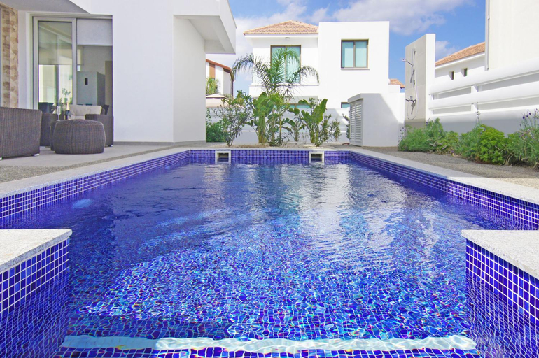 Others 3, Villa Luna