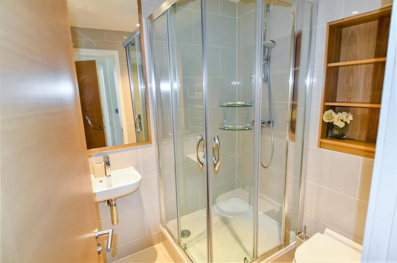 Bathroom 4, Luxury 3-bed Top Floor Penthouse in Brentford, London