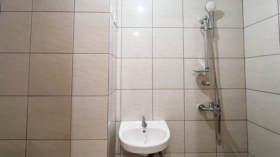 Bathroom 5, Compact Studio (No Kitchen) at Bandaraya - Tallasa City Makassar Apartment By Travelio, Makassar