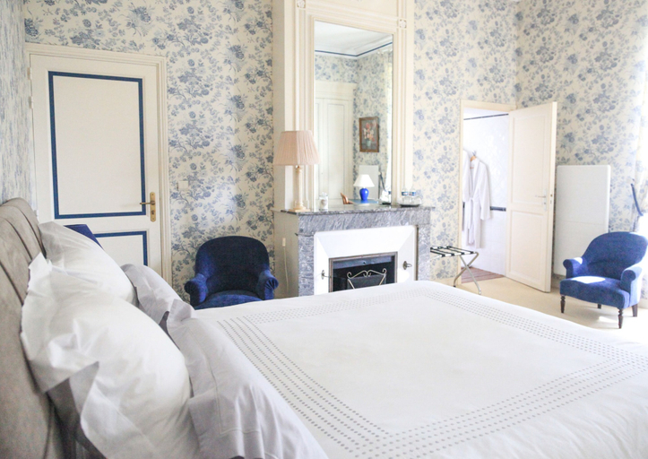Bedroom 2, Château Sénailhac, Gironde