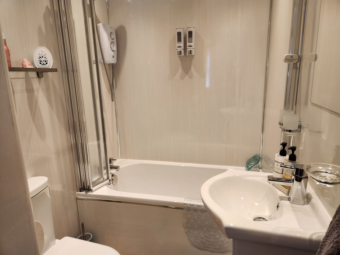 Bathroom 4, Apartment - Largs - Sleeps 4 - Pet Friendly, North Ayrshire