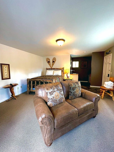 Living area, Fawn Valley Inn: 255 1 Bedroom Condo, Larimer