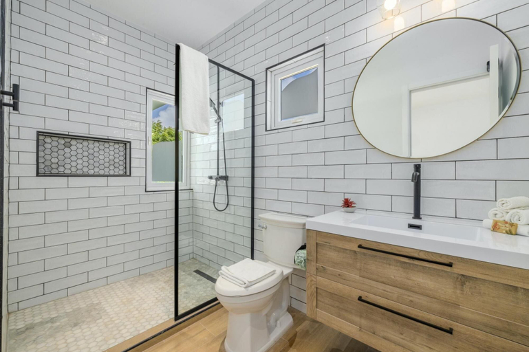 Bathroom 4, NEW Modern 2BR 2BA w Privatepool in Quiet Area