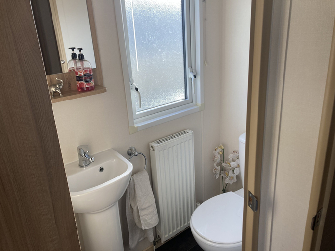 Bathroom 4, Luxury Pet Friendly Hot Tub Breaks at Tattershall, Lincolnshire