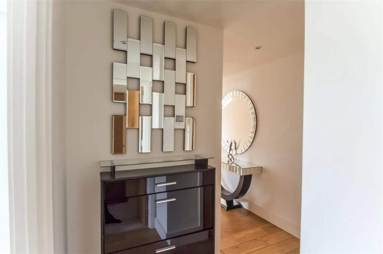 Others 5, Luxury 3-bed Top Floor Penthouse in Brentford, London