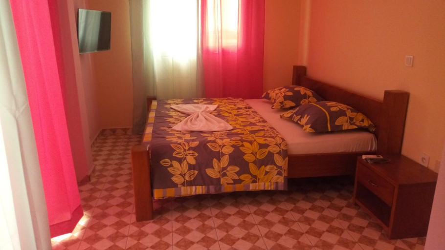 Others 5, Maison Rose+, Wouri