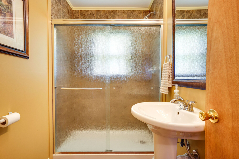 Bathroom, Welcoming Biggers Home - Great Duck Hunting!, Randolph