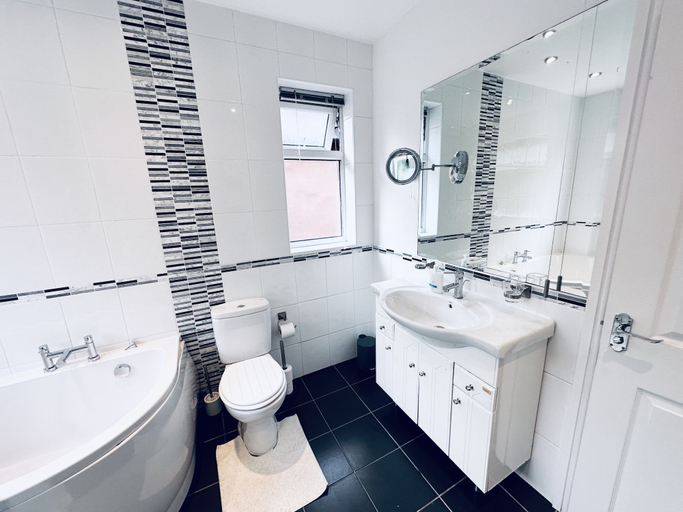 Bathroom 3, Impeccable 3-bed House in Nottingham Central, Nottingham