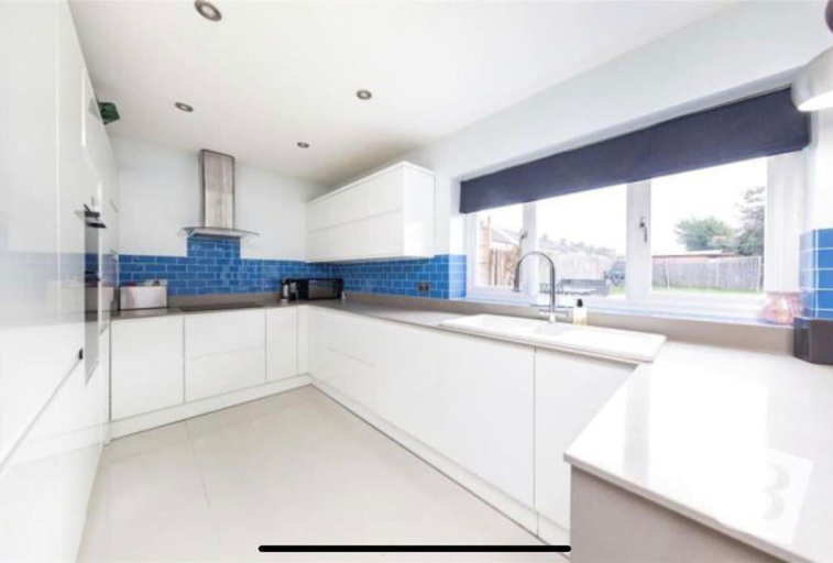 Others 5, Stunning 4-bed House in Gidea Park, London