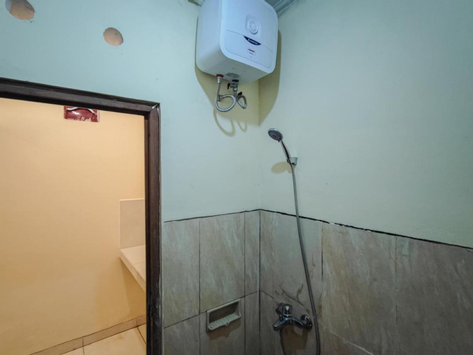Bathroom 18