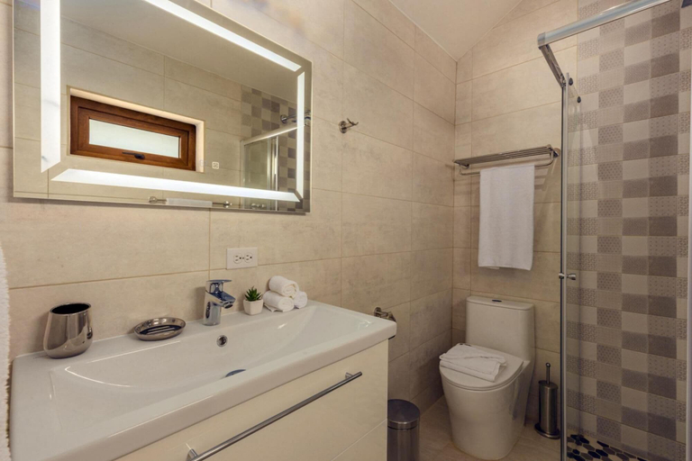 Bathroom 4, Breathtaking Views 2br3ba Private Pool Large Space
