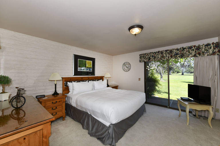 Room 4, 16 Fairways 2 Bedroom Condo by RedAwning, Napa