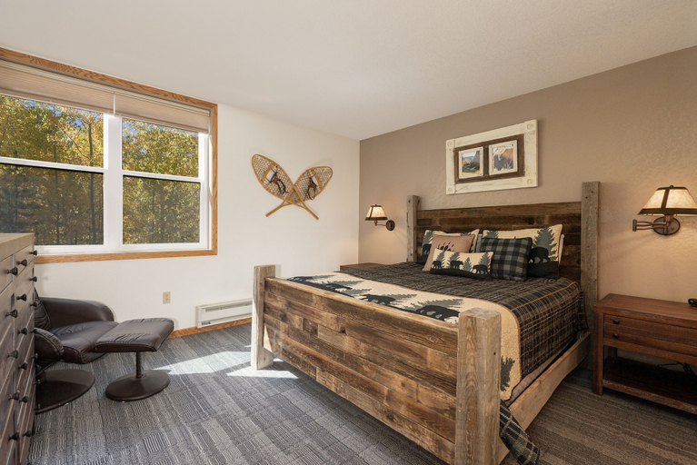 Room 5, Snowblaze A24 2 Bedroom Condo by RedAwning, Grand
