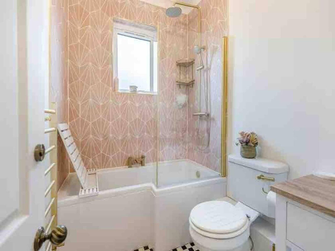 Bathroom 3, Beautiful Cottage in Central Whitstable, Kent